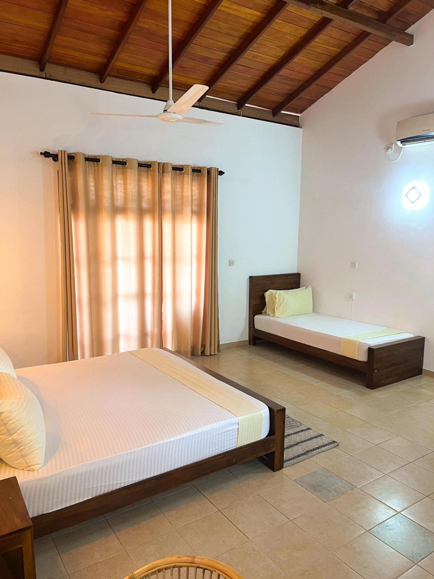 Hummus Hostel Hikkaduwa Ngoại thất bức ảnh